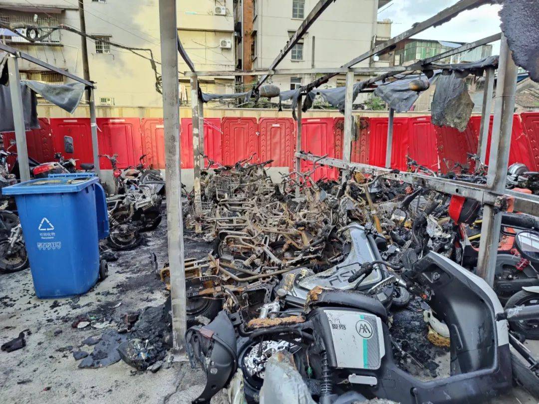 经济参考报:管家婆三肖一码一定中特-北京一小区室外车棚起火，12辆电动自行车被烧，万幸的是……